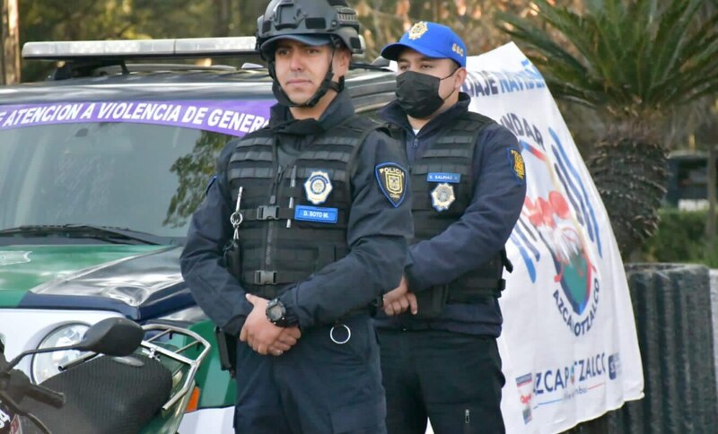 Title: Dos policías mexicanos patrullan una calle en una ciudad.