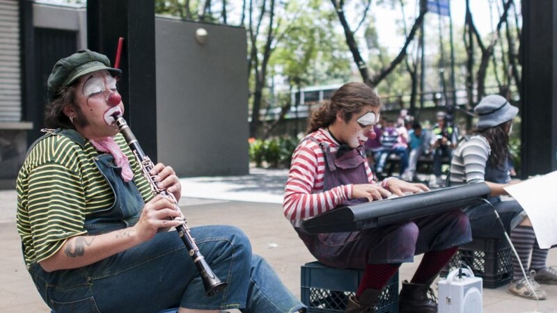 Payasos tocando música en la calle