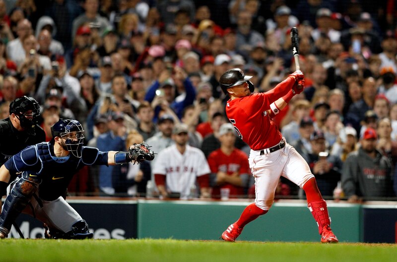Xander Bogaerts conecta un jonrón en la Serie Mundial de 2018.