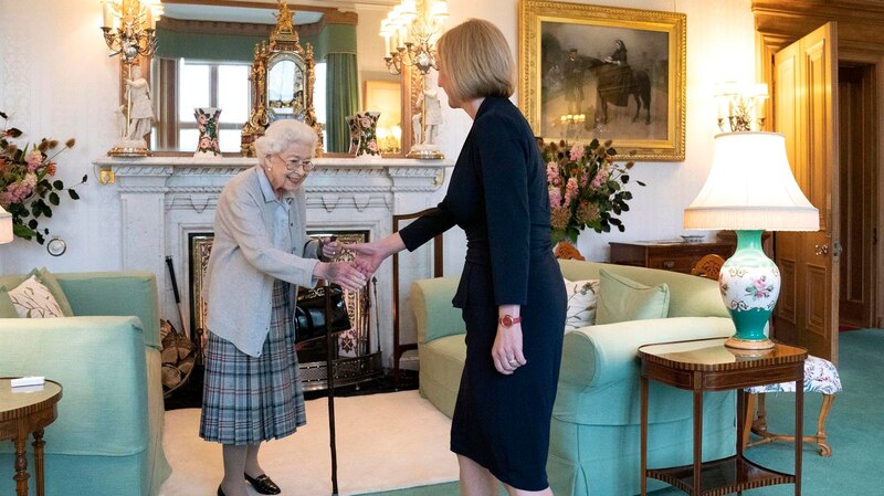 La reina Isabel II recibe a la nueva primera ministra británica, Liz Truss
