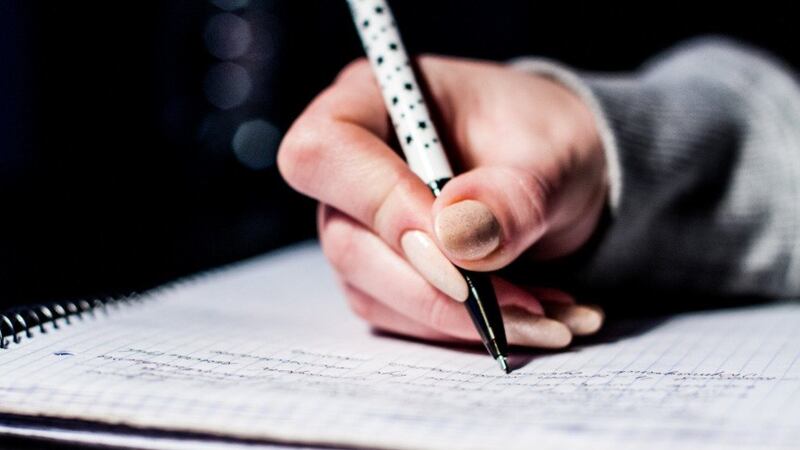 Mujer escribiendo en un cuaderno