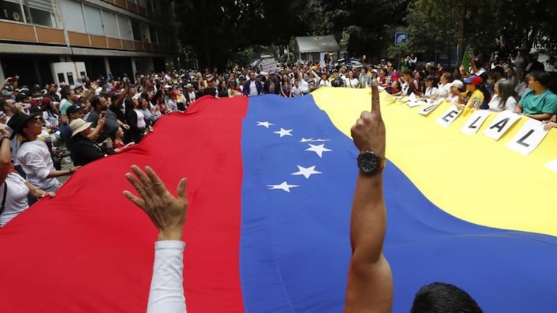 Multitudinaria manifestación en Caracas en apoyo a la revolución bolivariana