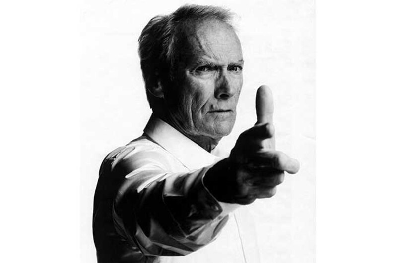 Clint Eastwood apunta con el dedo