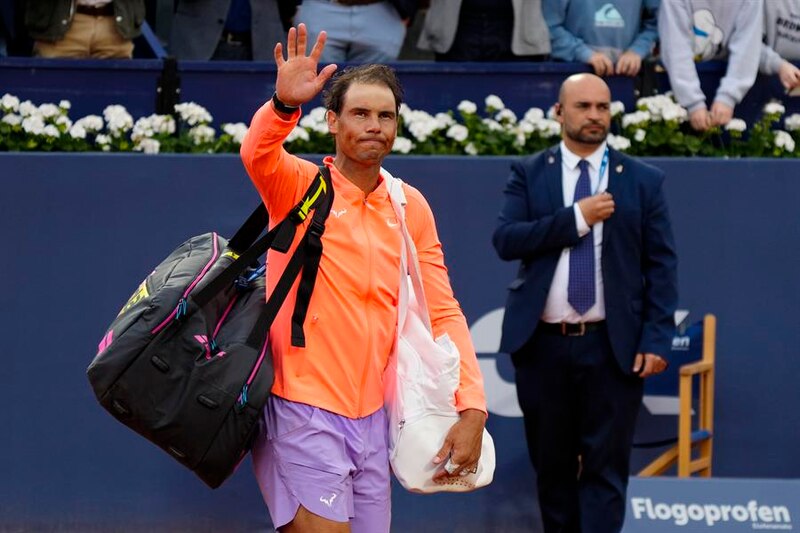Rafael Nadal saluda a la afición tras su victoria en el Mutua Madrid Open