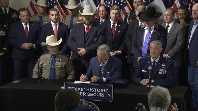 El gobernador de Texas, Greg Abbott, firma una ley de seguridad fronteriza