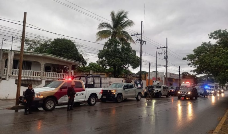 Policías y militares en las calles de una ciudad