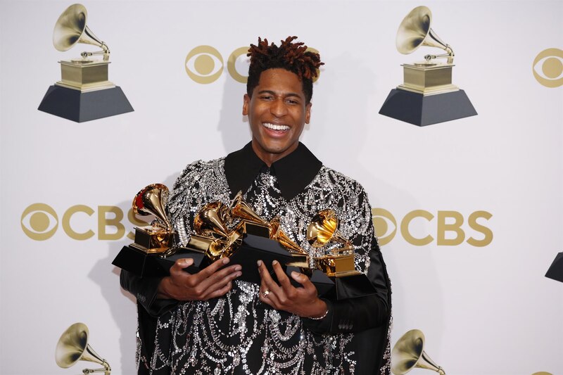 El rapero Jon Batiste ganó cinco premios Grammy en la ceremonia de 2022