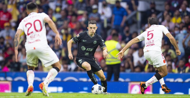 Jugador de fútbol en acción