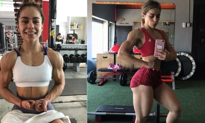 Mujer musculosa muestra sus músculos en el gimnasio