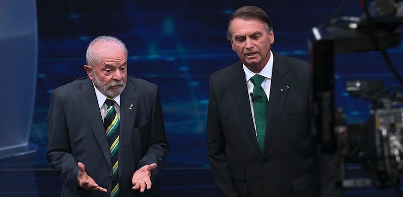 El presidente de Brasil, Jair Bolsonaro, y el expresidente Luiz Inácio Lula da Silva, se enfrentan en el debate presidencial.