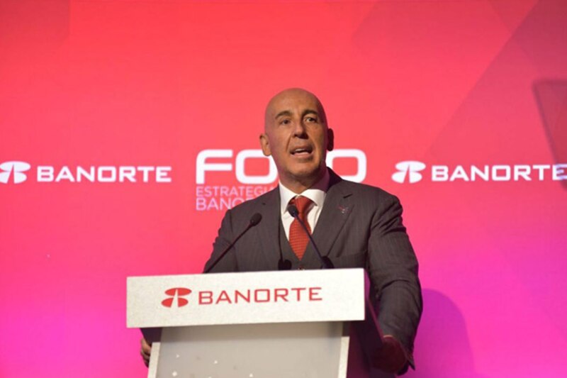 El presidente de Banorte, Carlos Hank González, habla en un foro.