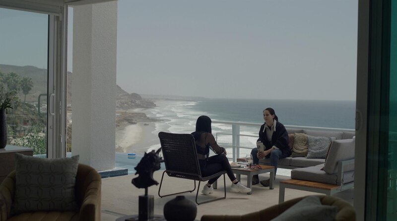 Mujeres hablando en una terraza con vistas al mar