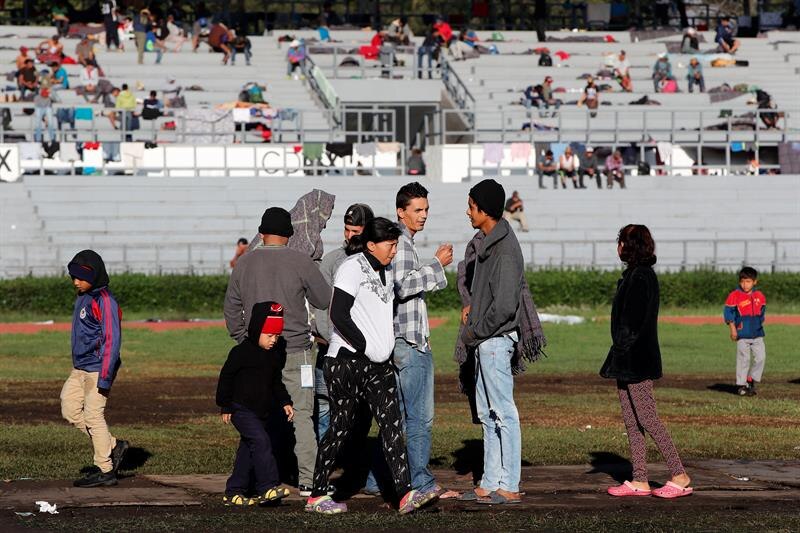 Migrantes centroamericanos en un estadio en México
