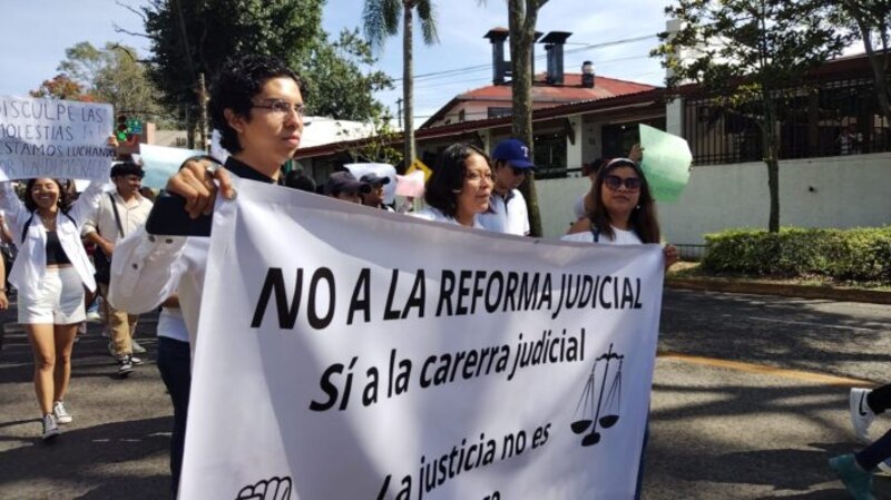 Marcha contra la reforma judicial en Colombia