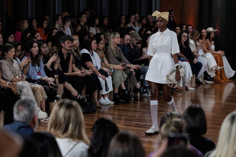 Un desfile de modas con una modelo en la pasarela