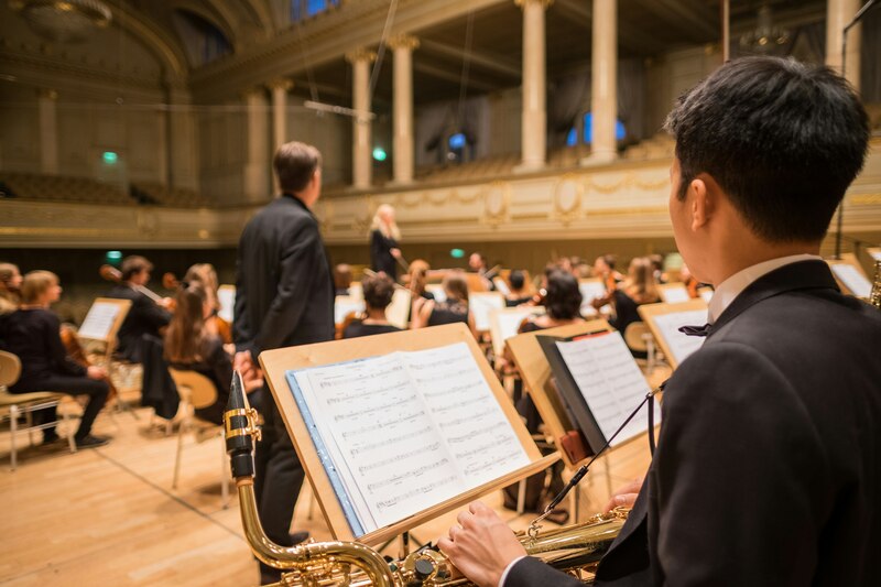 Saxofonista en una orquesta sinfónica