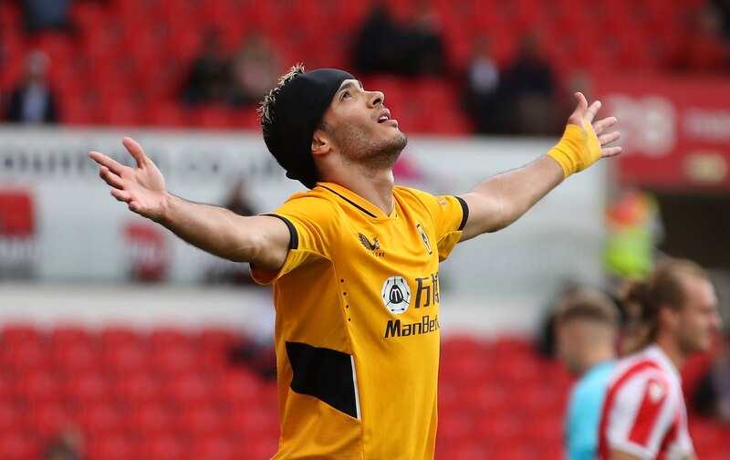 Raúl Jiménez celebra su gol con los Wolves