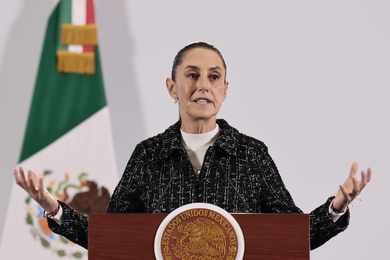 La presidenta de México, Claudia Sheinbaum, habla durante una rueda de prensa este viernes en el Palacio Nacional de la Ciudad de México (México). Sheinbaum pidió este viernes a la calificadora Moody's dar "pruebas" que justifiquen su nueva perspectiva negativa para México con el argumento que existe un debilitamiento del "marco institucional" en medio de polémicas reformas del Gobierno