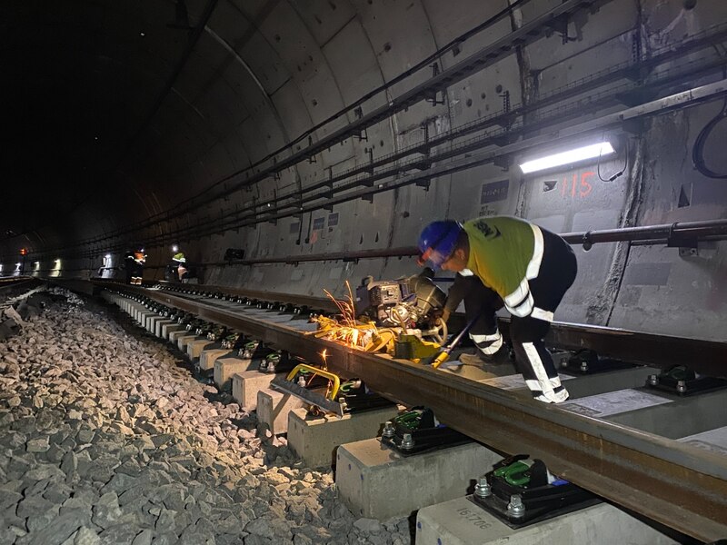 Trabajadores realizan mantenimiento en las vías del metro