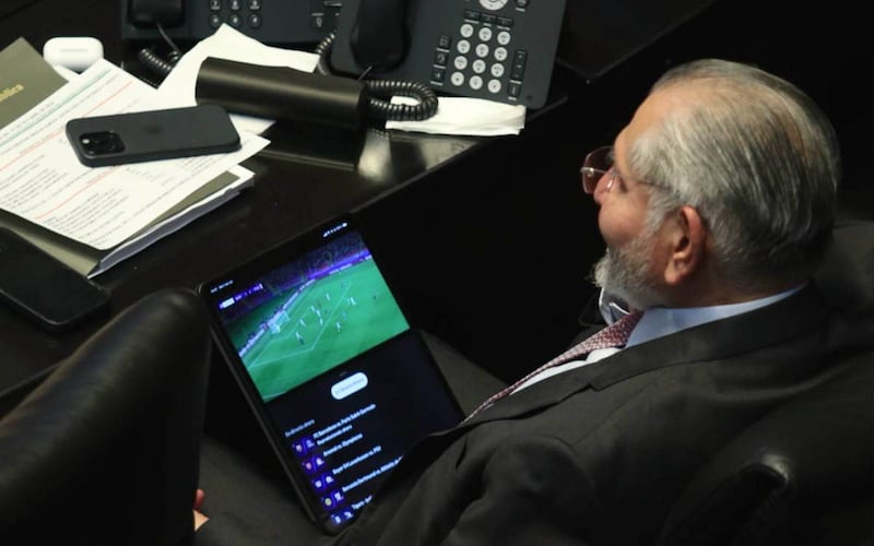 Adán Augusto viendo la Champions