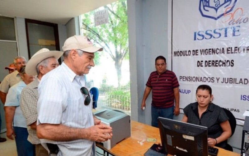 Pensionados y jubilados del ISSSTE reciben atención prioritaria