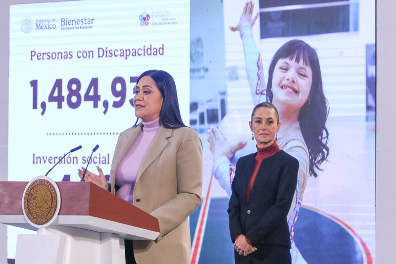 Ariadna Montiel, secretaria del Bienestar, habló sobre la dispersión de las becas a las Personas con Discapacidad durante la mañanera del pueblo en Palacio Nacional. La observa la Presidenta de México, Claudia Sheinbaum.