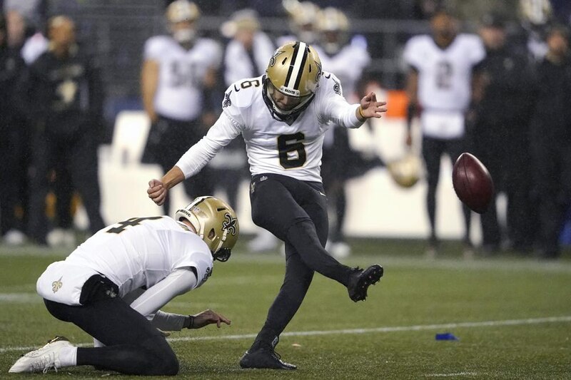 Wil Lutz, de los Saints, patea un gol de campo de 58 yardas para ganar el partido contra los Ravens
