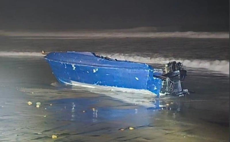 Lancha que naufrago en las cosas de San Diego, donde un mexicano podría ser acusado por la muerte de 4 migrantes de los ocho que iban a bordo de la lancha
