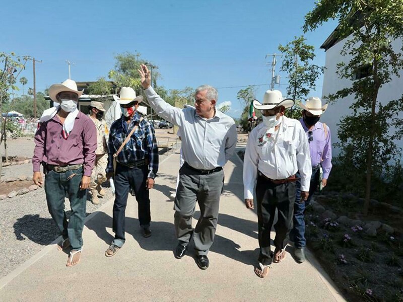 El presidente López Obrador saluda a pobladores de Chiapas