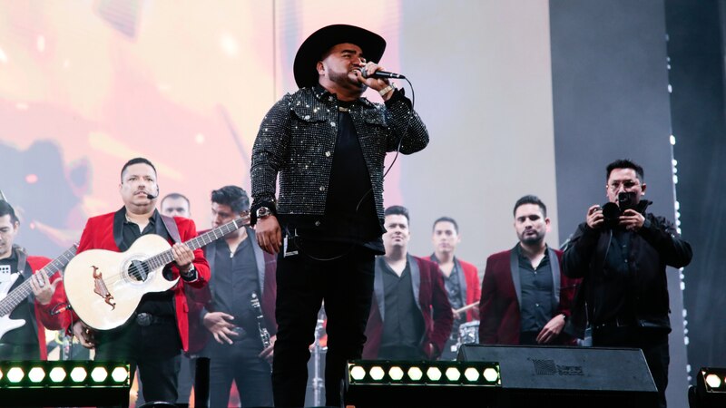 Banda MS cantando en vivo