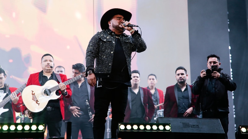 Banda MS cantando en vivo