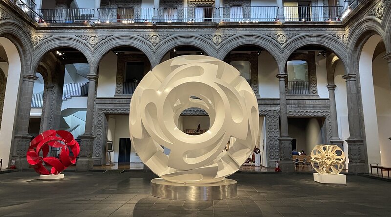 Escultura abstracta en un museo