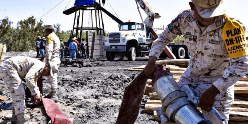 Soldados mexicanos combaten un incendio en una refinería de petróleo.