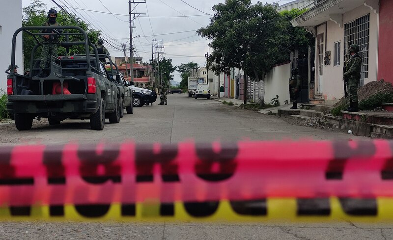 Operativo militar en una calle de México
