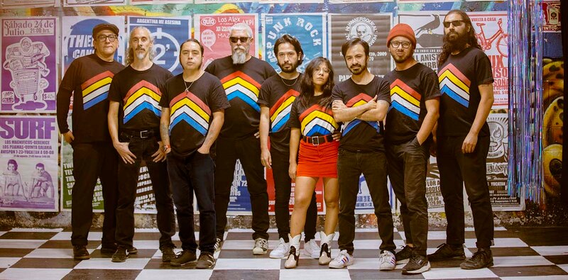 Grupo de personas posando frente a un mural