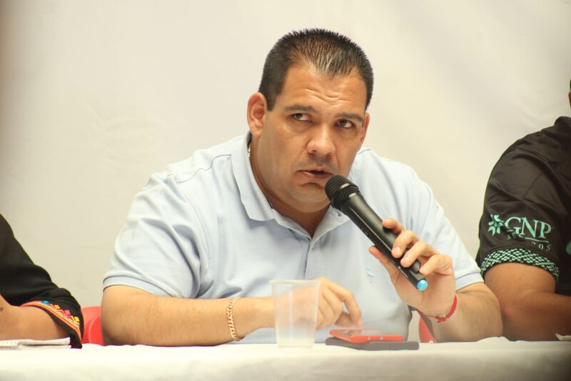 El presidente municipal de San Pedro Cholula, Luis Alberto Arriaga Lila, habla durante una conferencia de prensa.