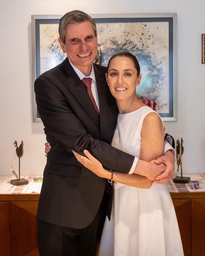 Una pareja feliz se abraza en una boda