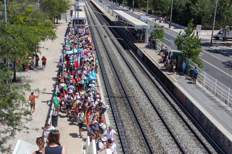 Multitud de personas esperando el tren en un andén abarrotado