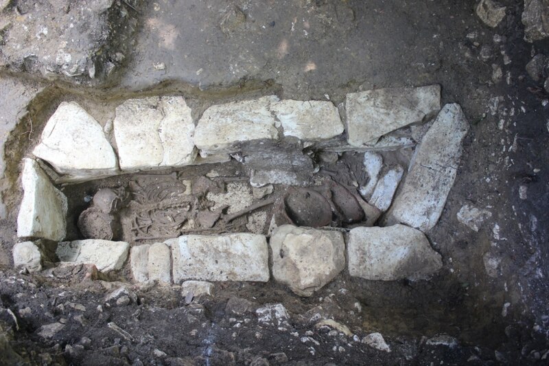 Restos óseos humanos encontrados en una tumba