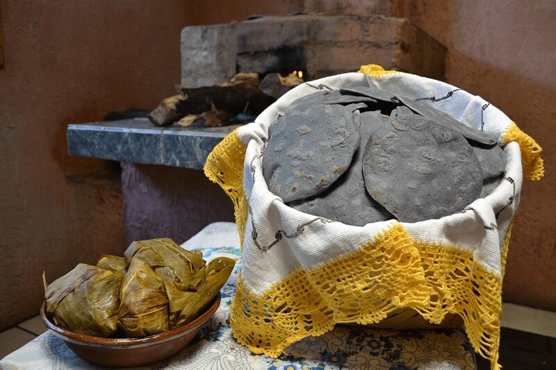 Tortillas de maíz azul hechas a mano