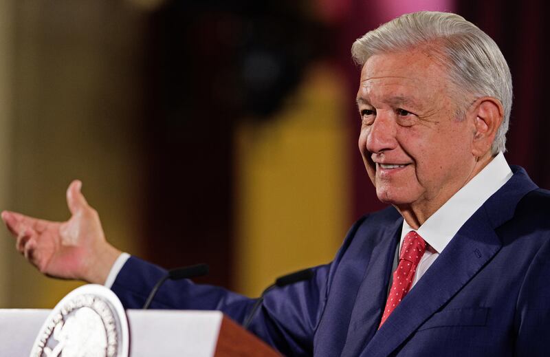 El presidente Andrés Manuel López Obrador sonríe durante una conferencia de prensa.