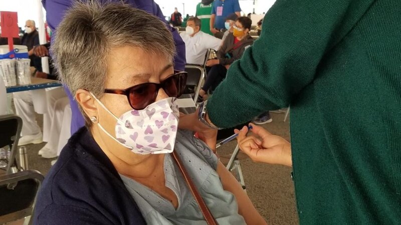 Mujer recibe la vacuna contra el COVID-19