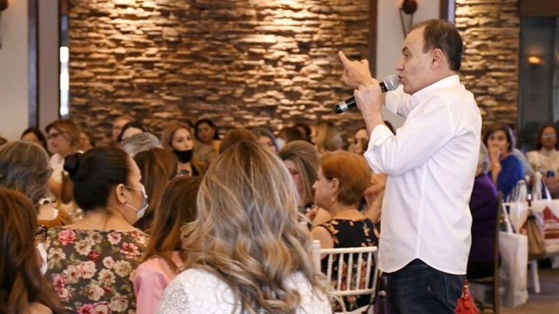 El conferencista motivacional Tony Robbins hablando ante una audiencia de mujeres empresarias.