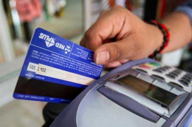 Mujer usando tarjeta de crédito