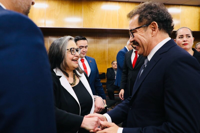 El presidente electo Andrés Manuel López Obrador saluda a la ministra de la Suprema Corte de Justicia de la Nación, Margarita Luna Ramos.