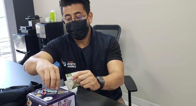 Un hombre contando dinero en una oficina