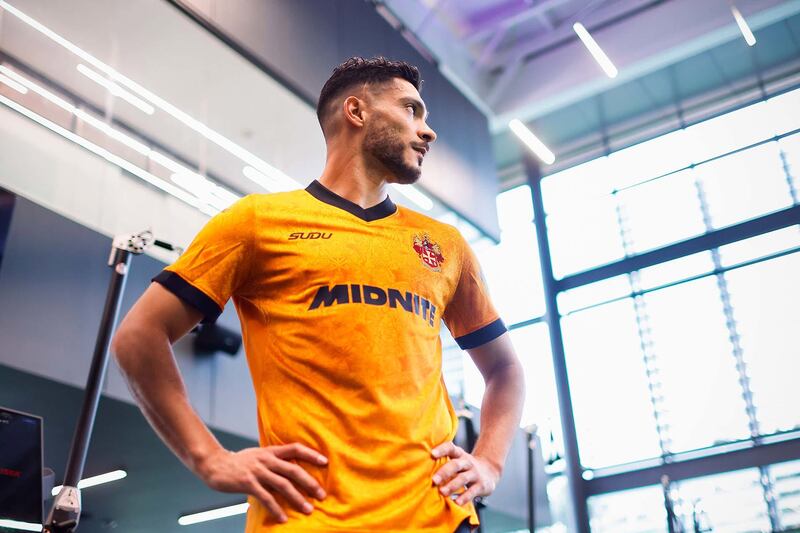 Raúl Jiménez porta la playera de los Wolves