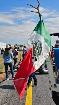 Campesinos y transportistas prevén también bloqueos este lunes de aduanas en frontera norte y suman 24 estados