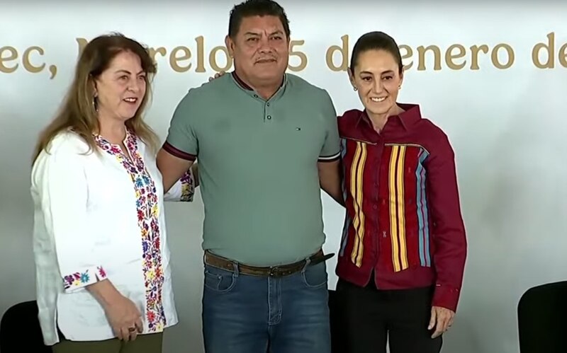 Claudia Sheinbaum entregando tarjetas de la pensión Bienestar a los ciudadanos de Xochitepec, Morelos, en un evento multitudinario