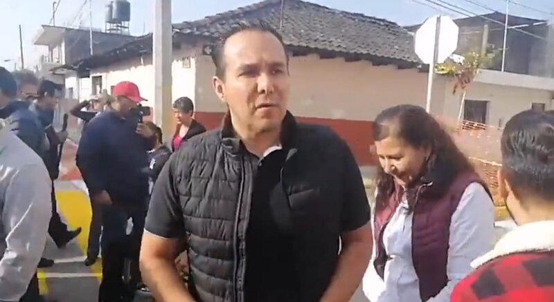 El diputado federal electo por Morena, Hamlet García Almaguer, en un mitin en la colonia San Juan de Aragón.